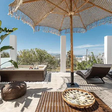 Mythodea Luxury ι Sunset Horizon & Jacuzzi Апартаменты *